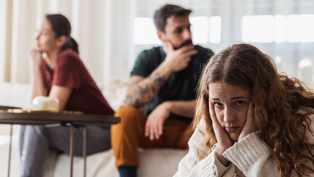 Wenn Eltern sich uneinig sind, betrifft das immer auch ihr Kind – und genau hier beginnt die Frage: Wer darf eigentlich was entscheiden? © Studio Dva Kera/Adobe Stock